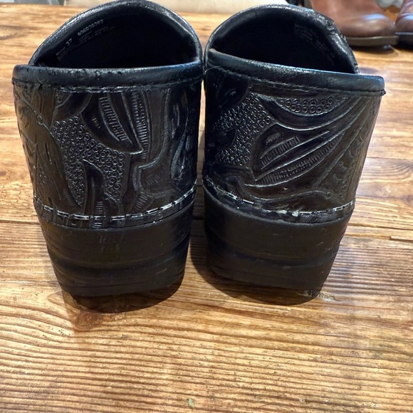 Dansko Professional Black Tooled Clog Mule Leather Women's EU Size 37(6.5-7) EUC - Picture 4 of 10